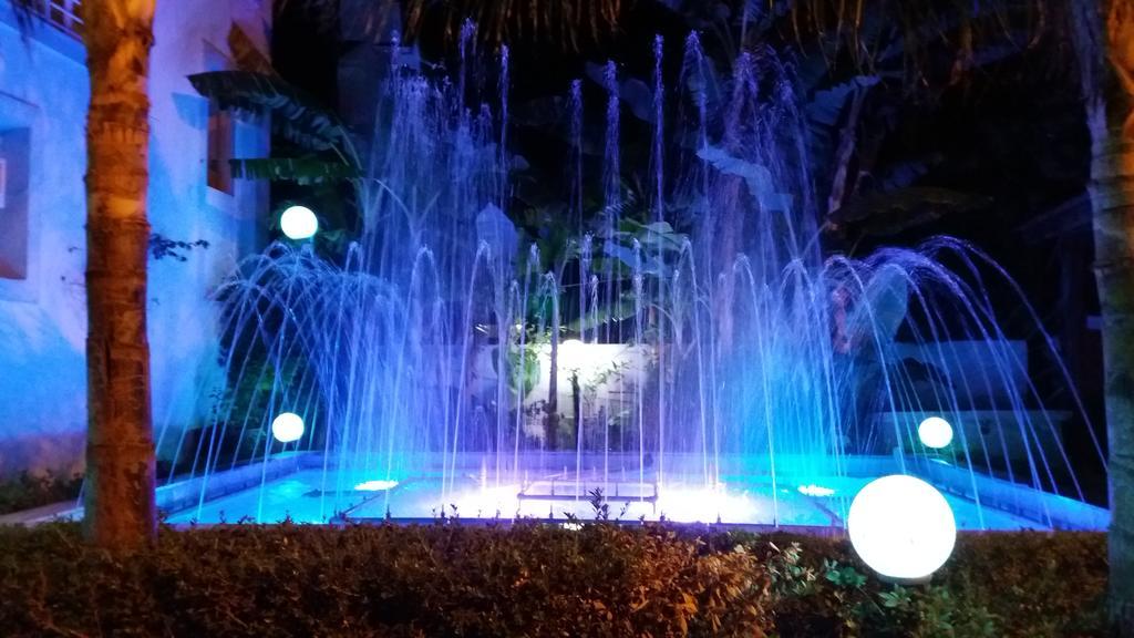 La Fontaine Apartments คานเดีย ภายนอก รูปภาพ